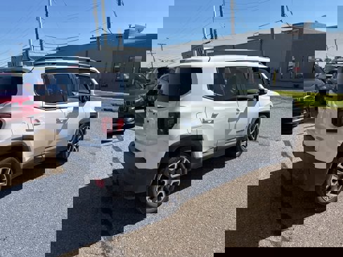 Used 2016 Jeep Renegade Latitude w/ Cold Weather Group image 3