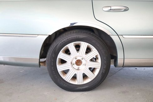 Used 2005 Lincoln Town Car Signature Limited image 22