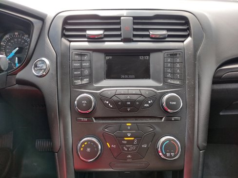 Used 2018 Ford Fusion SE w/ Equipment Group 201A image 3