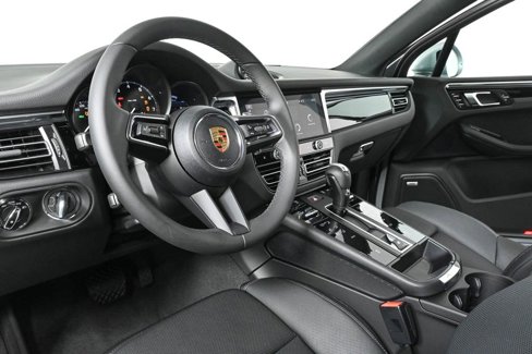 Certified 2025 Porsche Macan image 4