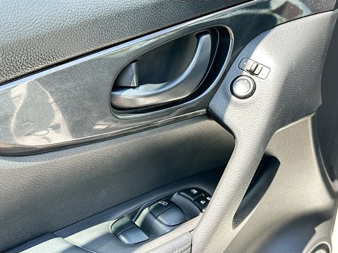 Certified 2020 Nissan Rogue S image 17