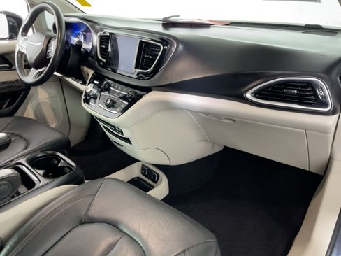 Used 2020 Chrysler Pacifica Touring-L w/ Advanced Safetytec Group image 23