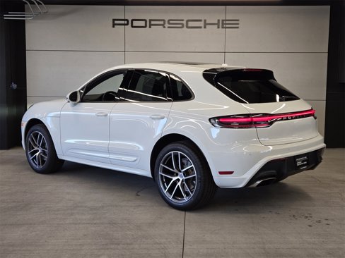 Certified 2025 Porsche Macan image 3