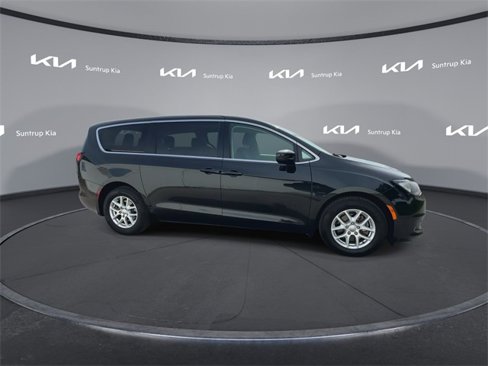Used 2017 Chrysler Pacifica LX image 24