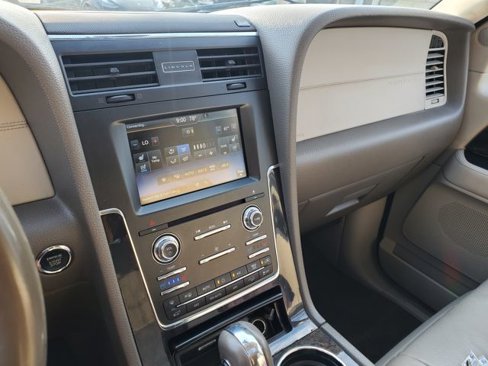 Used 2015 Lincoln Navigator L 4WD image 17