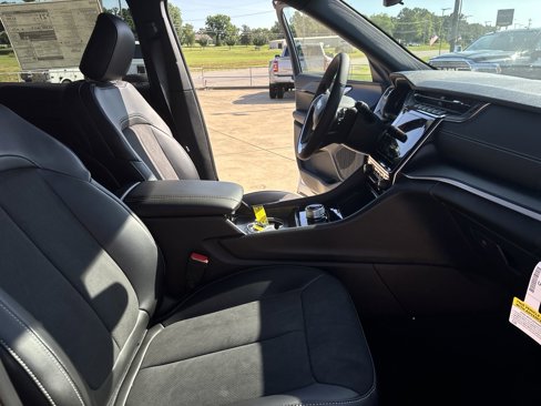 New 2024 Jeep Grand Cherokee L Altitude image 29