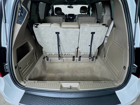 Used 2016 Chrysler Town & Country Touring image 28