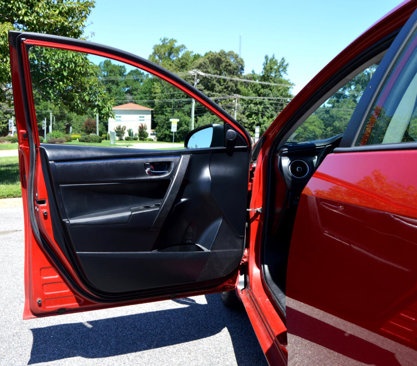 Used 2018 Toyota Corolla SE w/ SE Premium Package image 13