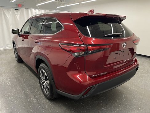 Certified 2022 Toyota Highlander XLE image 3