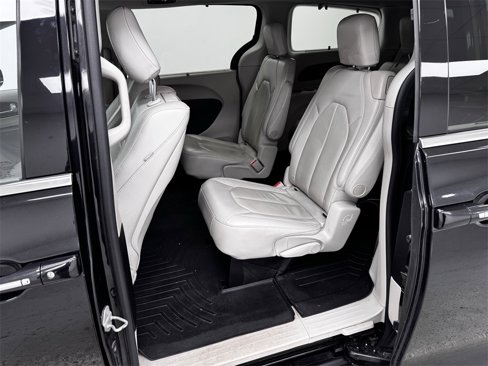 Used 2017 Chrysler Pacifica Touring-L Plus image 11