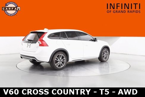 Used 2016 Volvo V60 T5 Cross Country w/ Climate Package image 3