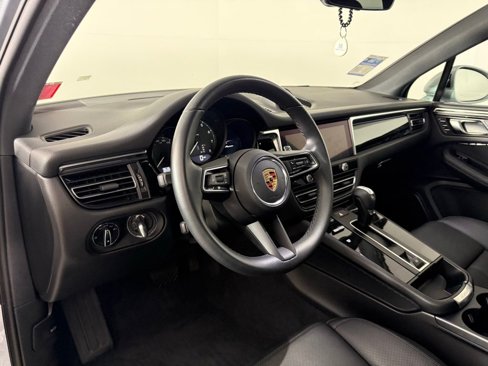 Certified 2024 Porsche Macan image 4