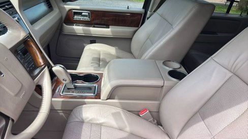 Used 2012 Lincoln Navigator 4WD image 33