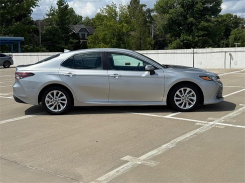 Used 2022 Toyota Camry LE image 2
