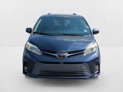 Used 2018 Toyota Sienna XLE image 2