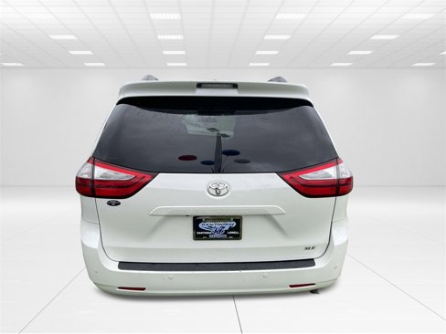 Used 2016 Toyota Sienna XLE image 5