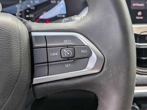 Used 2023 Jeep Compass Latitude image 16