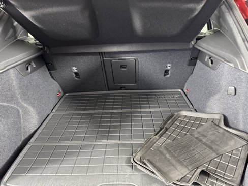 Certified 2024 Volvo XC40 B5 Plus image 8