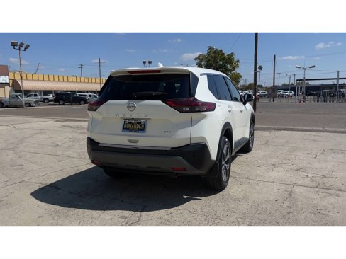 Used 2023 Nissan Rogue SV image 2
