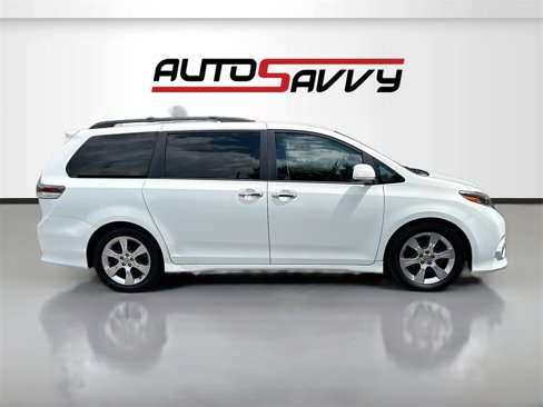 Used 2017 Toyota Sienna SE image 8