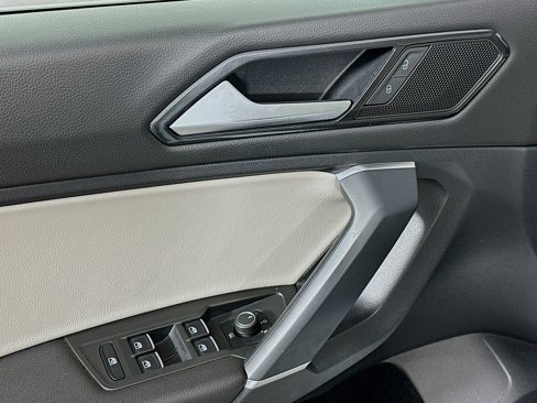 Used 2018 Volkswagen Tiguan SE w/ Panoramic Sunroof Package image 15