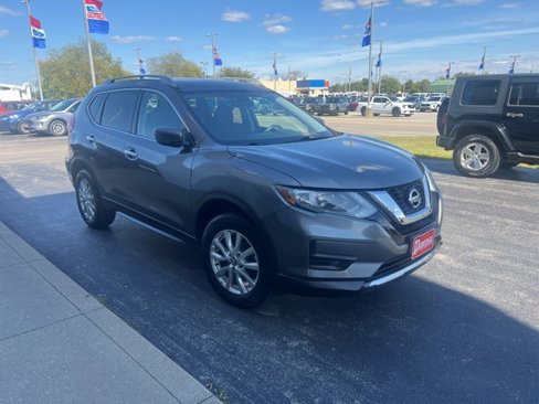 Used 2017 Nissan Rogue SV image 2