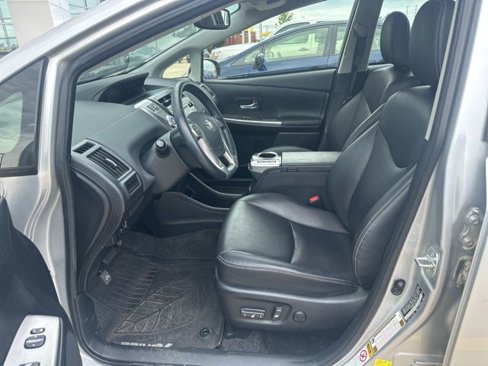 Used 2017 Toyota Prius V Five image 7