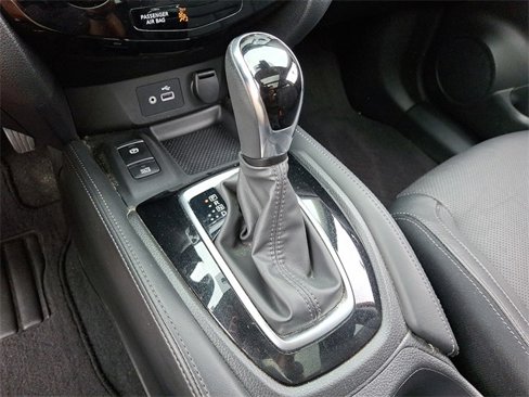 Used 2019 Nissan Rogue SL w/ Premium Package image 16