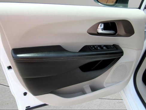 Used 2022 Chrysler Voyager LX image 37
