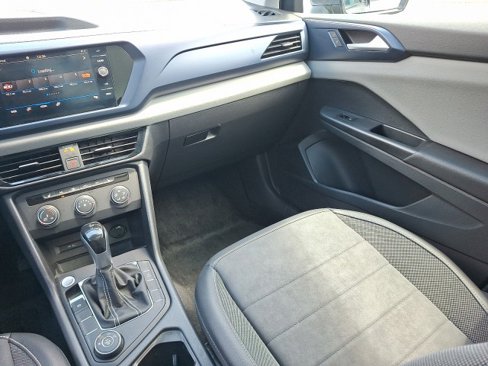 Certified 2022 Volkswagen Taos SE w/ Panoramic Sunroof Package image 16