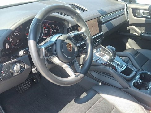 Certified 2023 Porsche Cayenne Platinum Edition image 4