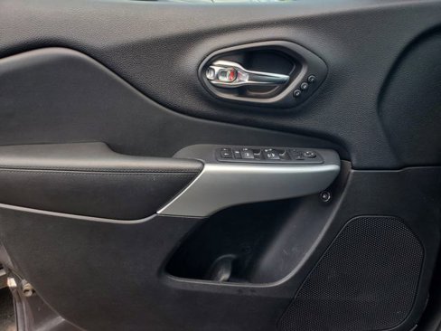 Used 2018 Jeep Cherokee Overland image 10