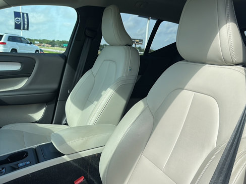 Used 2020 Volvo XC40 T5 Momentum w/ Protection Package Premier image 14