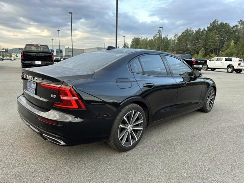 Used 2022 Volvo S60 B5 Momentum image 5