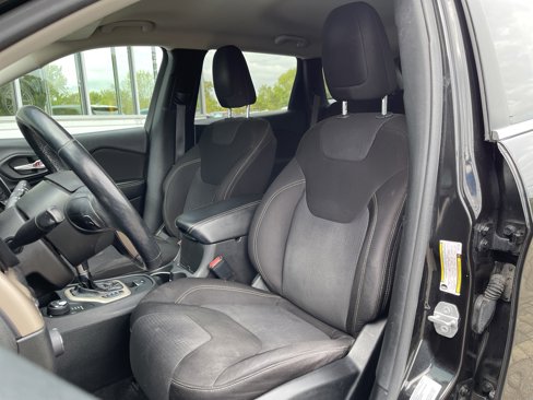 Used 2015 Jeep Cherokee Latitude w/ Comfort/Convenience Group image 16
