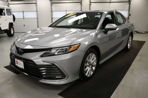 Used 2023 Toyota Camry LE image 3