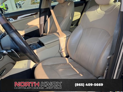 Used 2016 Hyundai Genesis 3.8 image 8