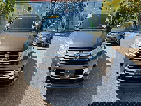 Used 2017 Toyota Highlander XLE image 3