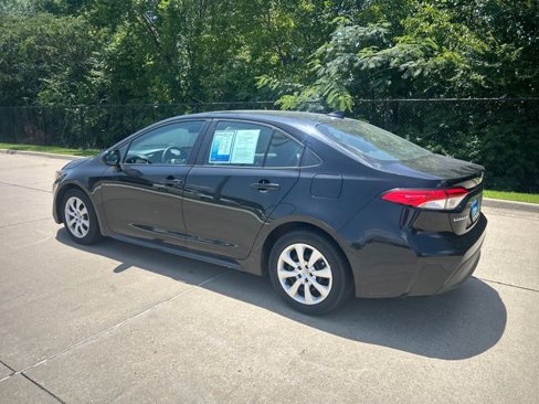 Used 2023 Toyota Corolla LE image 3