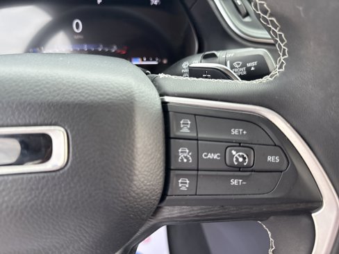 Used 2023 Jeep Grand Cherokee Laredo image 17