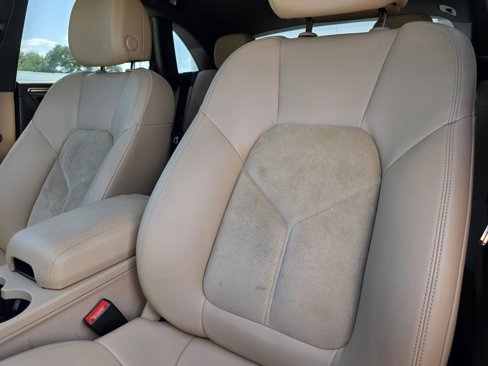 Certified 2021 Porsche Macan image 5