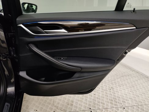 Used 2022 BMW 530e w/ Convenience Package image 31