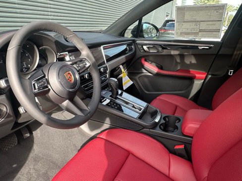 Used 2025 Porsche Macan image 4