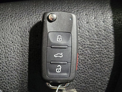 Used 2016 Volkswagen Tiguan S image 32