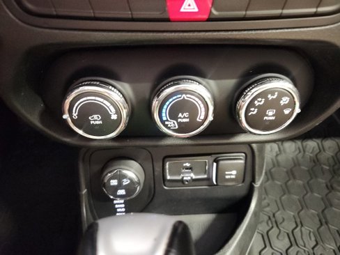 Used 2015 Jeep Renegade Trailhawk image 16