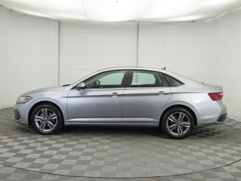 Certified 2024 Volkswagen Jetta SE image 9