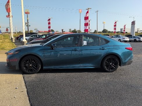 Used 2025 Toyota Camry SE image 5
