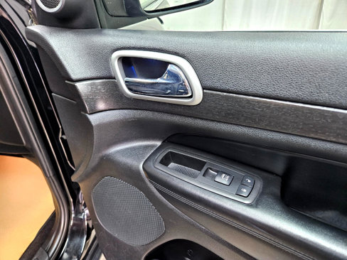 Used 2018 Jeep Grand Cherokee Laredo image 28