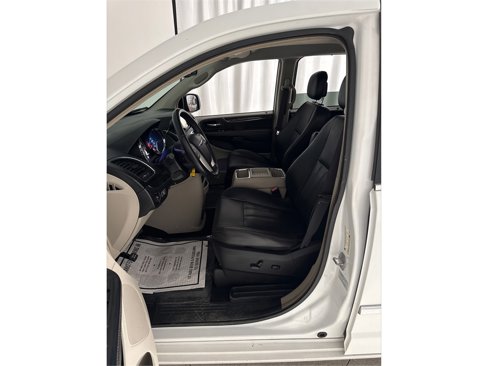 Used 2015 Chrysler Town & Country Touring-L image 33