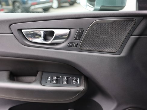 Used 2019 Volvo XC60 T5 Momentum w/ Multimedia Package image 36